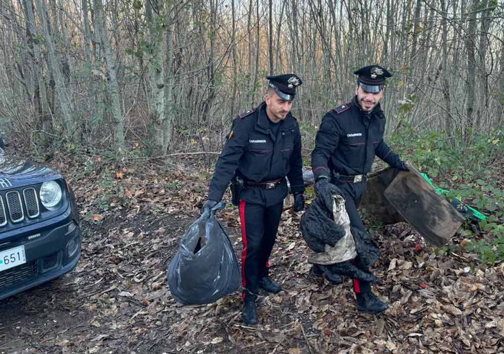 Onano, carabinieri ripuliscono boschi dai rifiuti dell’attività di spaccio.