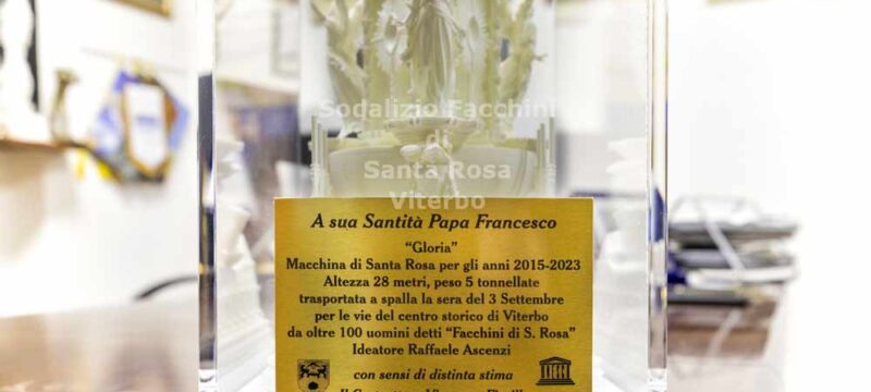 gloria-francesco-macchina-rosa