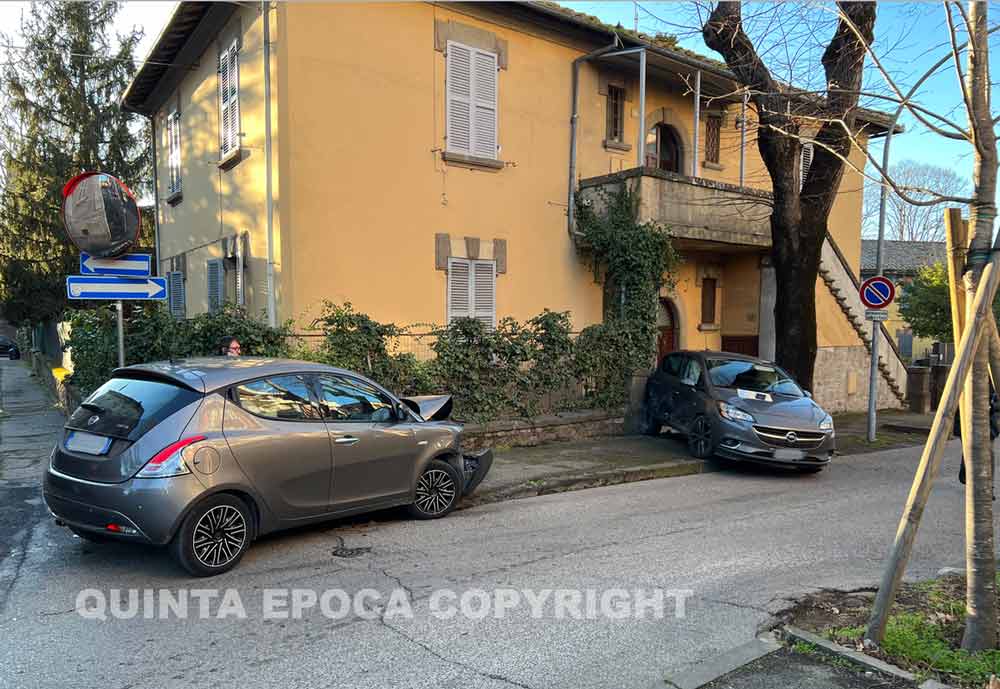 Via Lorenzo da Viterbo: sfiorata la tragedia. Segnaletica quasi sparita.