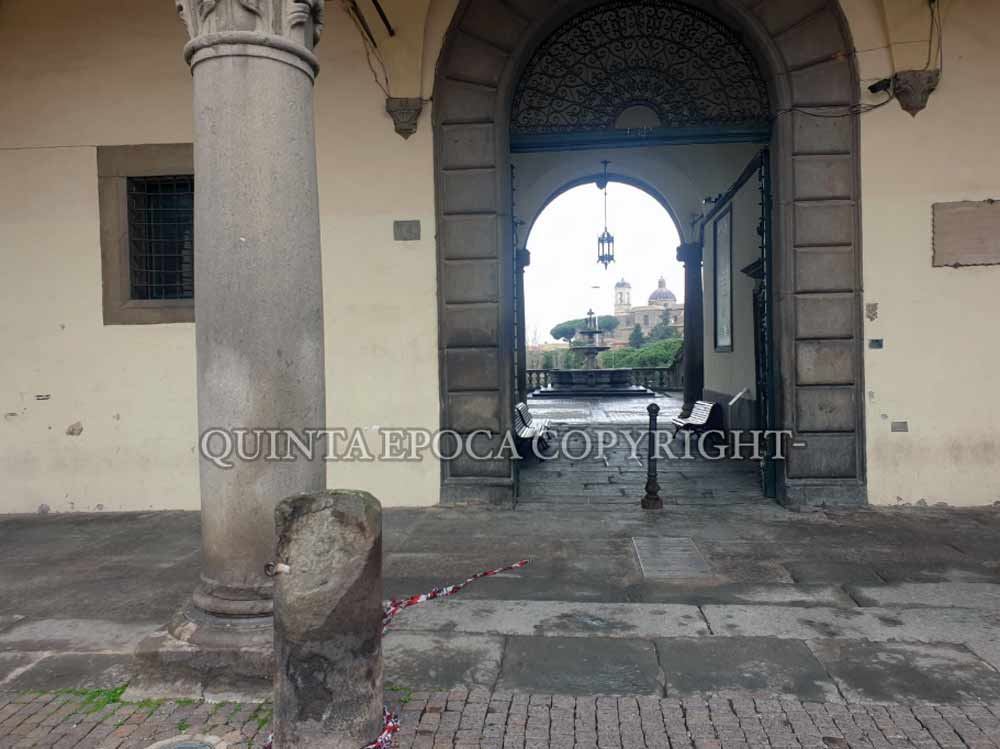 Spaccata la colonnina di Palazzo dei Priori. Parleranno le telecamere.