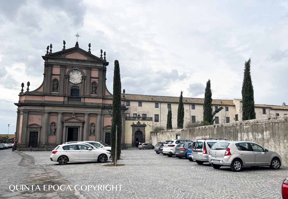 Piazza della Trinità invasa da auto: segnali di area pedonale riversi in terra.