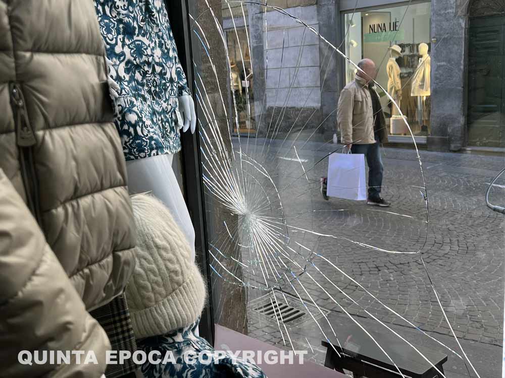 La furia vandalica continua a colpire il centro storico: danni ad altre due attività.