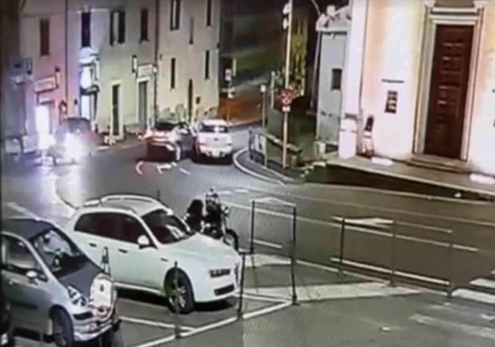 Sperona un’auto in pieno centro, ferendo gli occupanti e scappa.