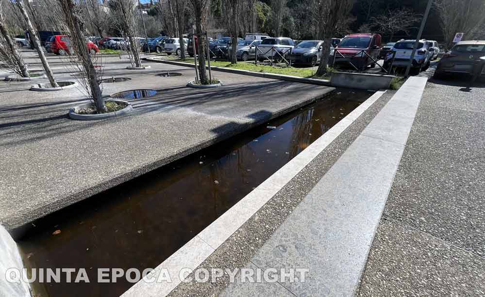 Valle Faul nel degrado: fontana sporca e viali scomparsi tra piante secche.