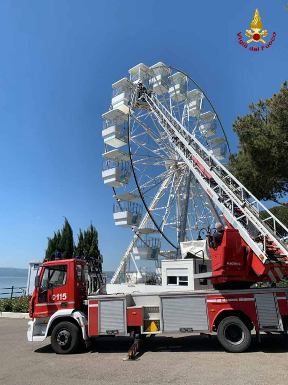 Famiglia sale sulla ruota panoramica e scende con l’autoscala dei pompieri.