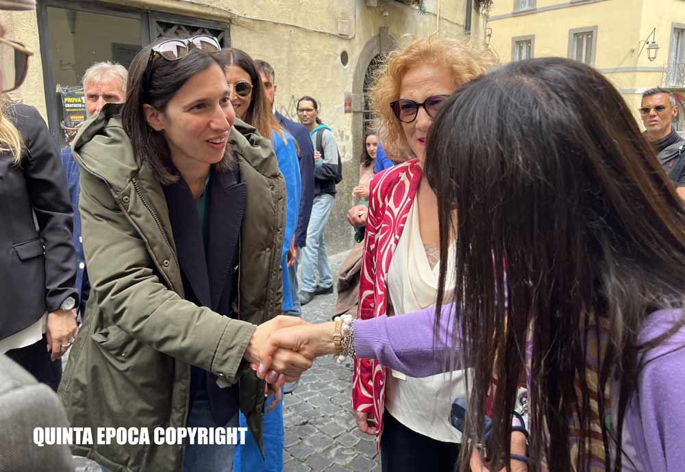 Elly Schlein a Viterbo, ammaliata dalla loggia papale.