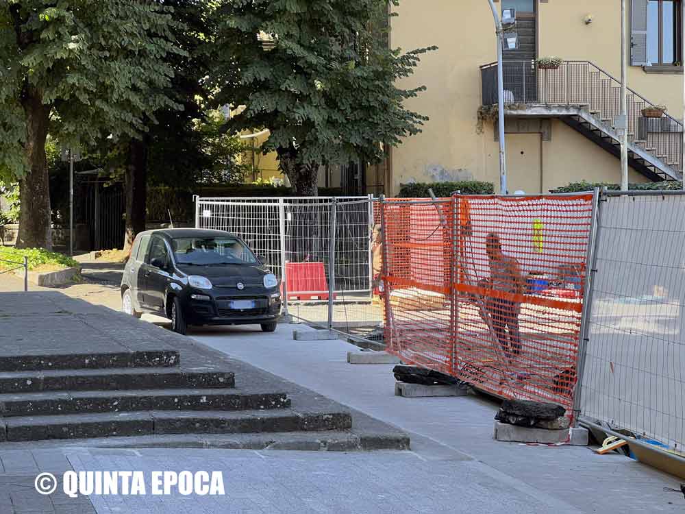 Piazza Crispi, auto in transito sul marciapiede tra il cantiere e le scale della chiesa.