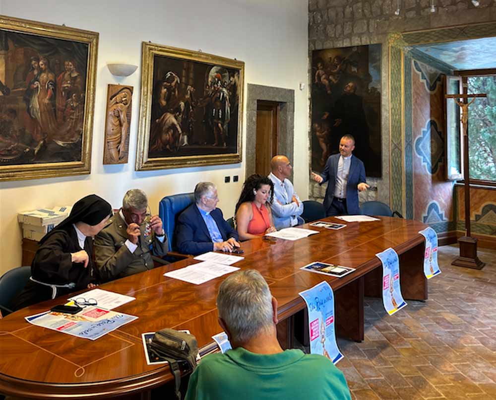 Il cuore di Santa Rosa in volo sulla città: benedizione particolare per Sandro Rossi.