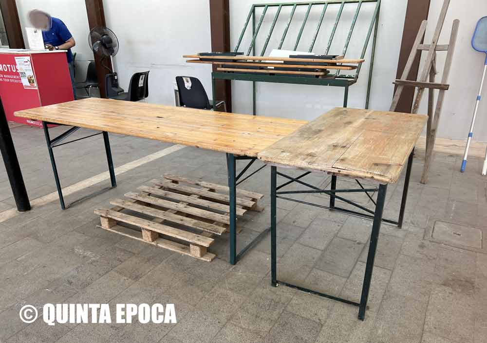 Ufficio turistico nella pensilina ridotta a un magazzino.