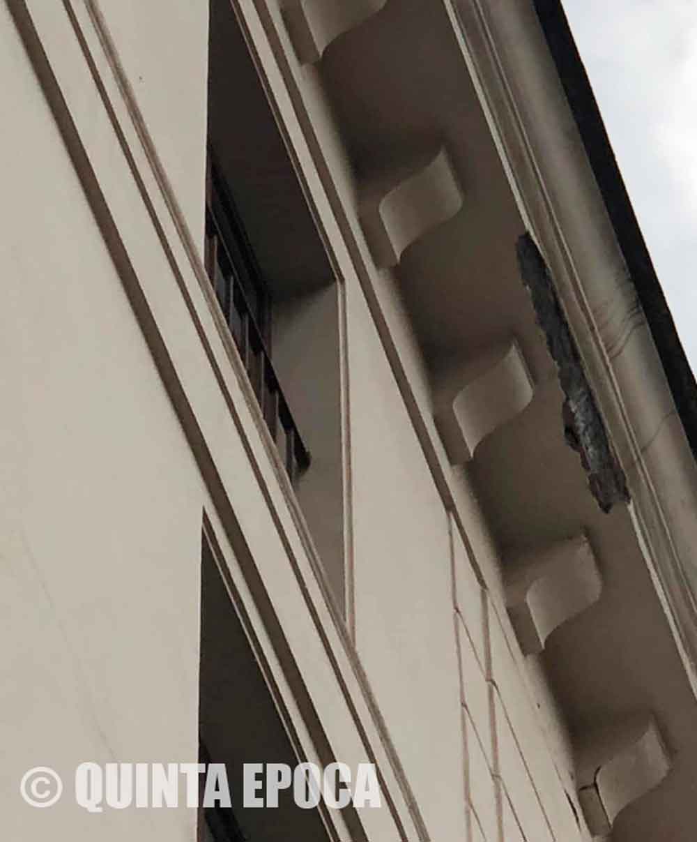Crolla pezzo di muro dal tetto del Teatro dell’Unione.