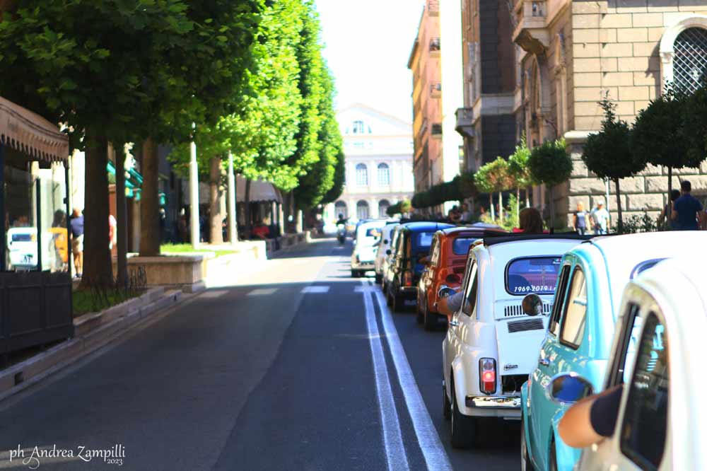 Oltre 100 Fiat 500 per il XXV meeting nazionale. Sfilata in centro storico.