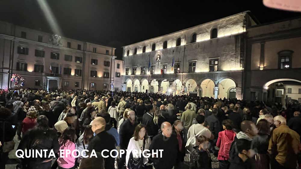 La Notte Rosa coinvolge larga parte del centro storico e porta tanta gente in vie e piazze.