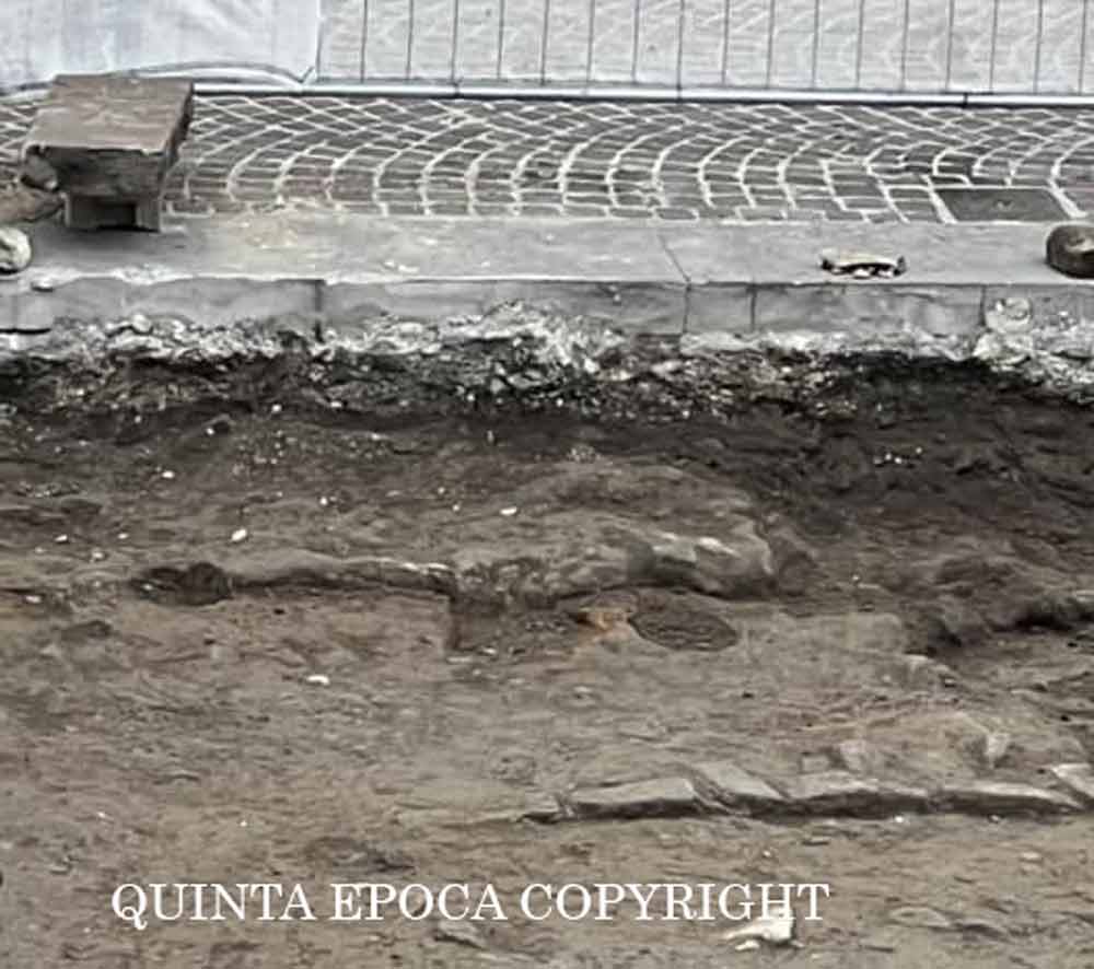 Affiorano ossa e una costruzione muraria dagli scavi di piazza del Plebiscito.