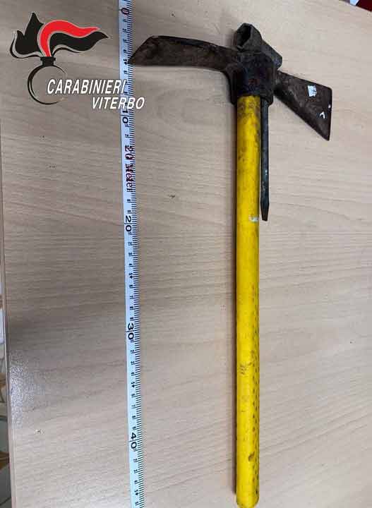 Cerca di colpire la titolare di un bar con un’ascia: denunciato 60enne.