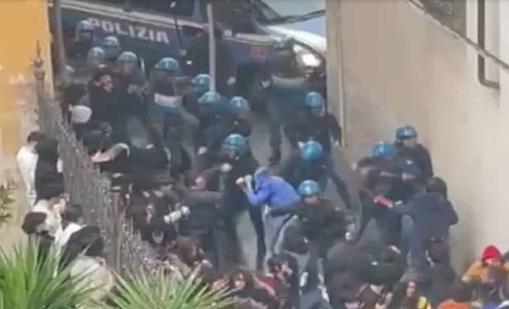 Dieci poliziotti indagati dopo gli scontri di Pisa.