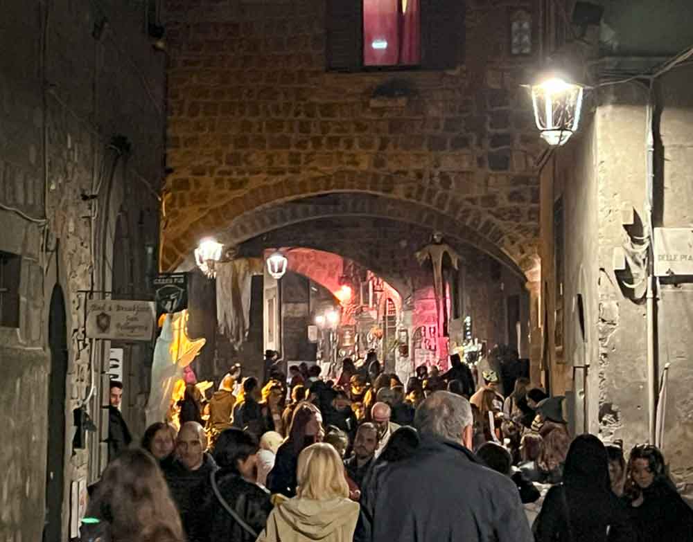 Ponte Halloween boom di turisti, San Pellegrino invaso da visitatori.