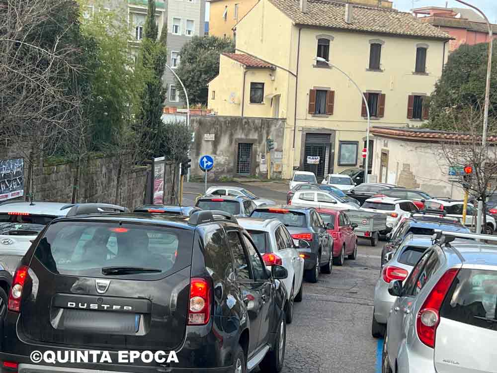 Mercato a piazza della Rocca, si valuta il doppio senso a via Signorelli.