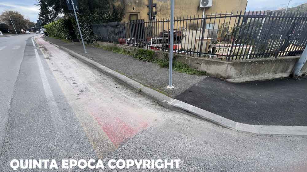 Piste ciclabili ancora in attesa di collaudo, anche se sembrano già vecchie.