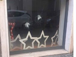 VETRINA-VANDALI-VIA-MILLE