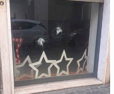 VETRINA-VANDALI-VIA-MILLE