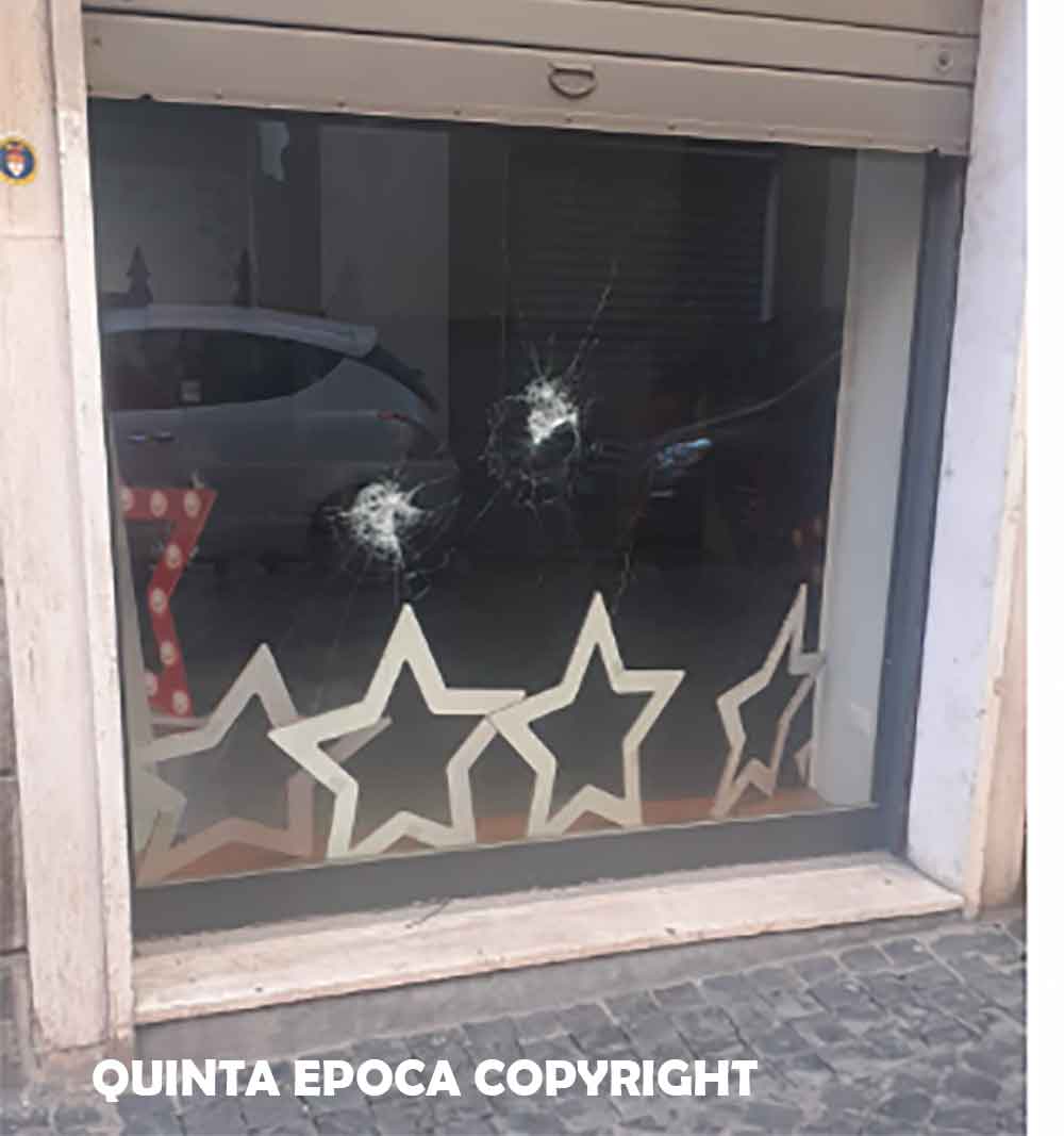 Vandalizzate vetrine tra via Garibaldi e via dei Mille.