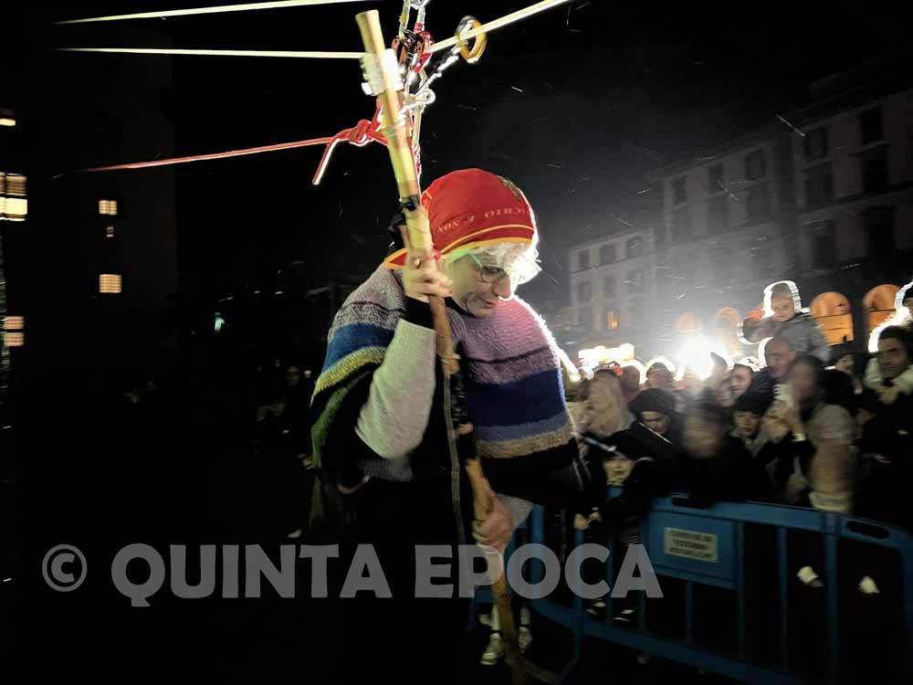 Una  vigilessa per la Befana 115: lungo volo su piazza della  Rocca, poi la discesa.