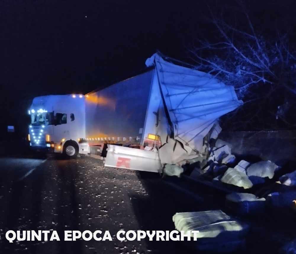 Camion finisce addosso a un pilone, Superstrada chiusa per ore.