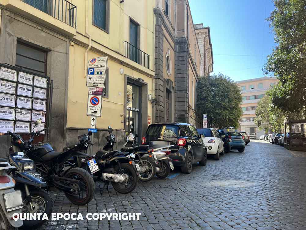 Parcheggi: la lotta quotidiana tra motorini e auto dei residenti e i cortili vuoti delle scuole.