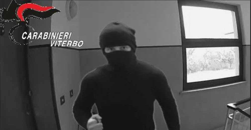 Fotomontaggio di un uomo con il coltello: coppia denunciata per procurato allarme.