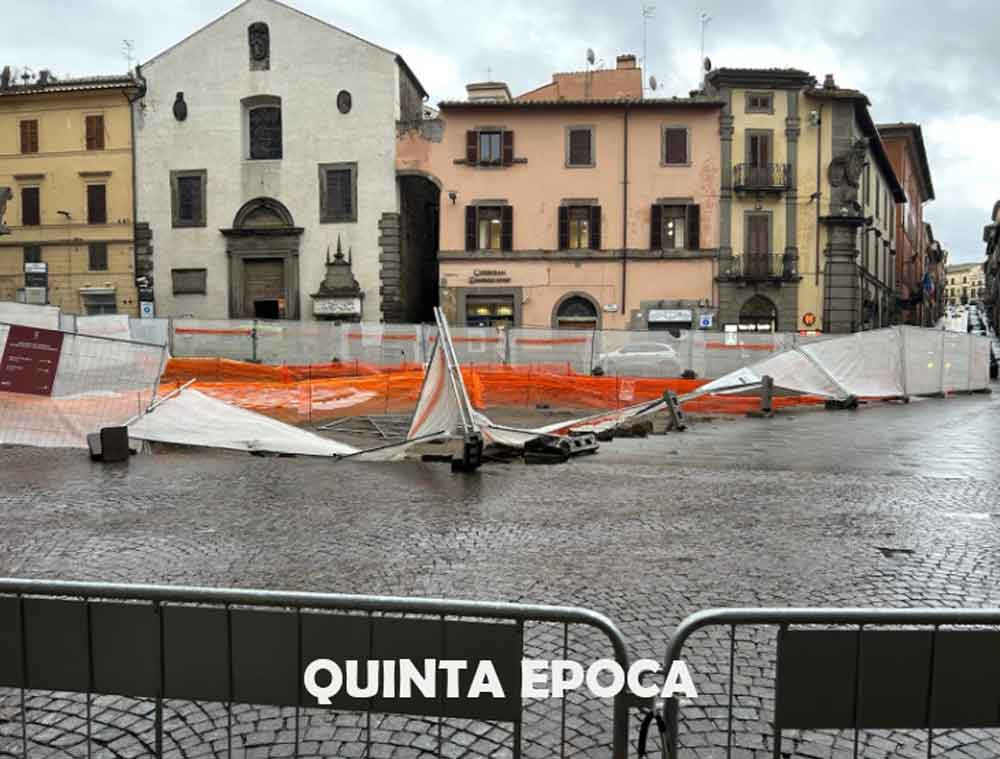 Il vento devasta Piazza del Plebiscito, crollate transenne del cantiere.