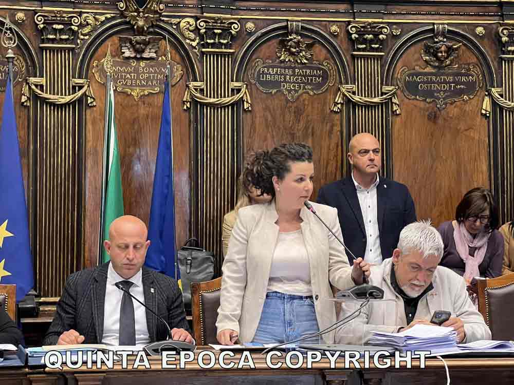 Parcheggi: la tariffa aumenta, gli incassi diminuiscono.  Opposizione all’attacco sul rendiconto 2024: “Spendete tanto e male”.