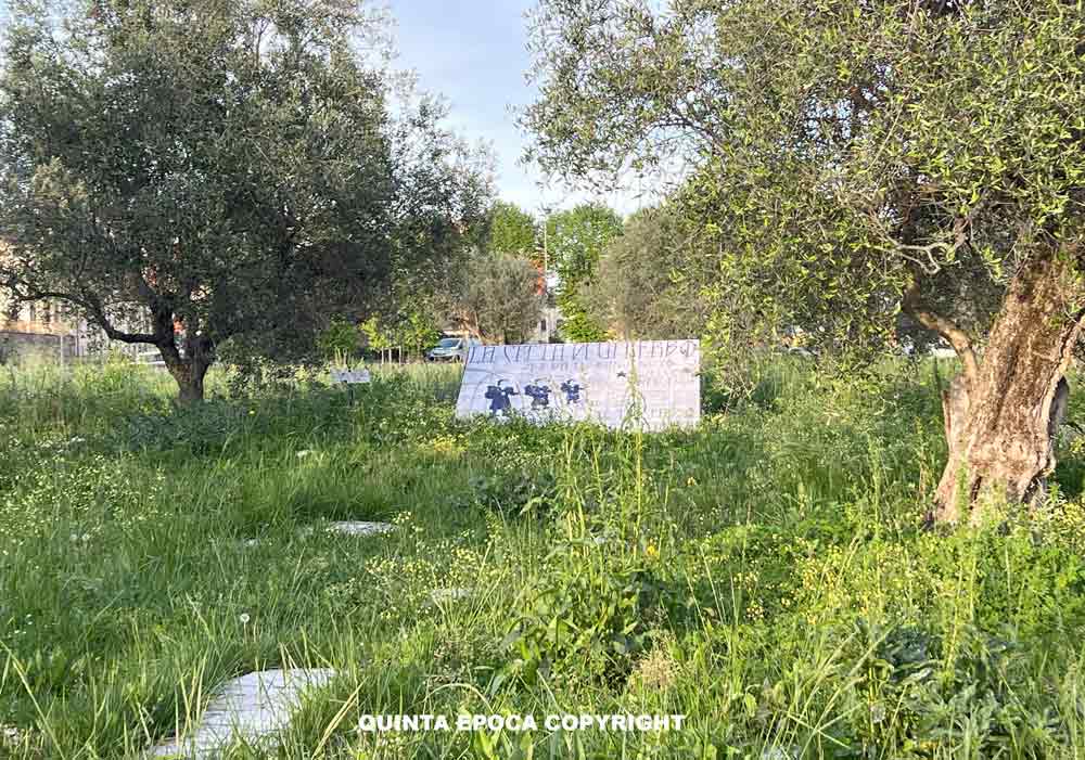 Pasqua, Pasquetta: monumento del pellegrino sepolto dall’erba, manifesti di eventi finiti e fontane rotte.