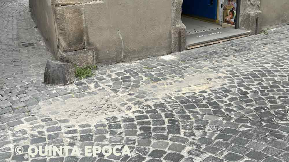 Pozzolana messa tra i sampietrini: negozi invasi dalla polvere.