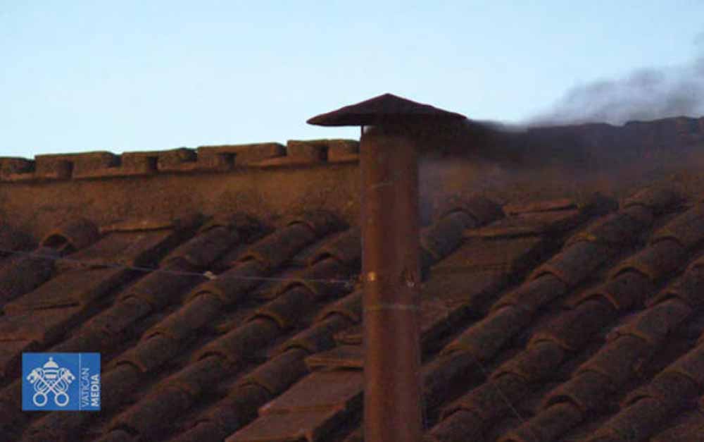 Fumata nera dopo tre ore di Conclave. Il nuovo Papa ancora non c’è.