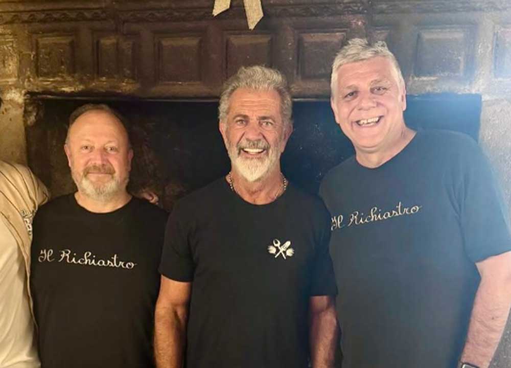 Mel Gibson al Richiastro ordina “viterbese” e visita la città.