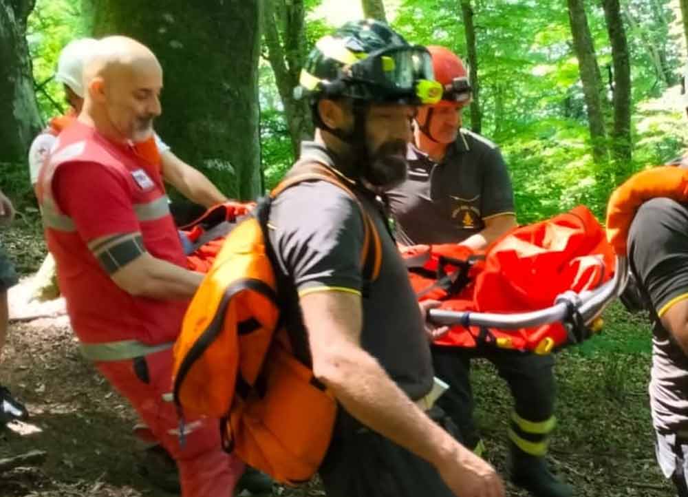 Faggeta, pompieri recuperano donna infortunata e la trasportano a piedi per 500 metri.