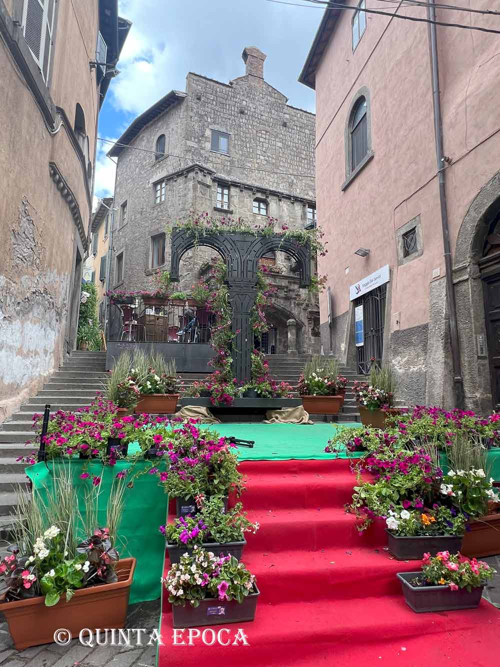 La sorpresa: via Cavour strapiena, spettacoli e creazioni artistiche dei commercianti per Tuscia in Fiore.