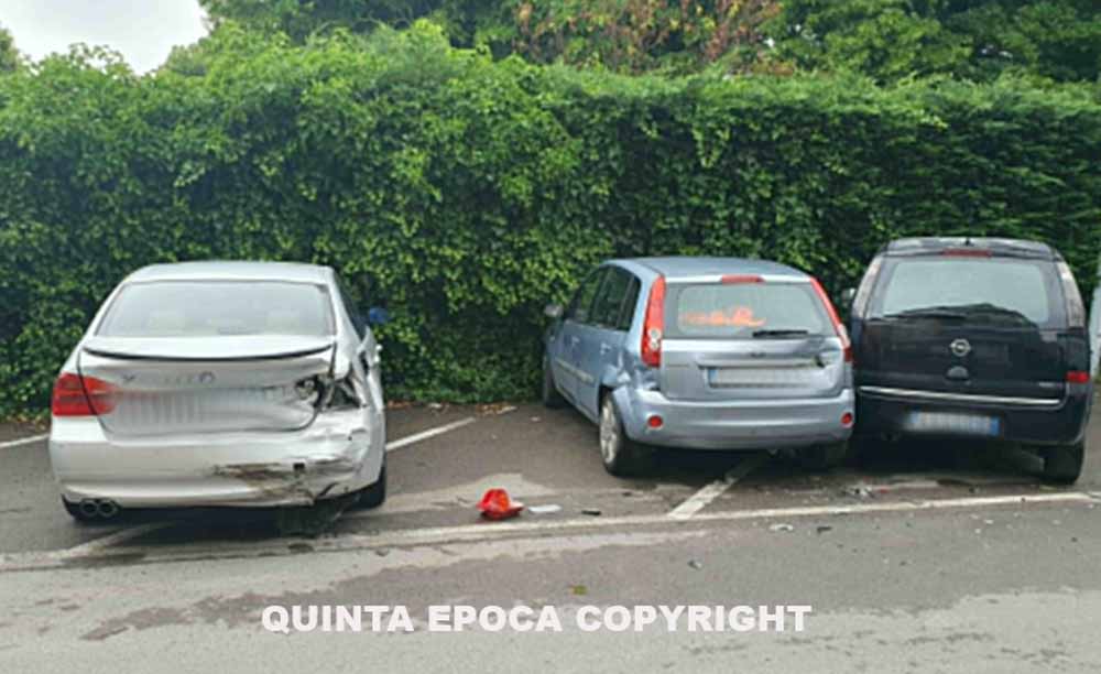 Via Friuli Venezia Giulia, un botto e poi urla: auto dei residenti  danneggiate.