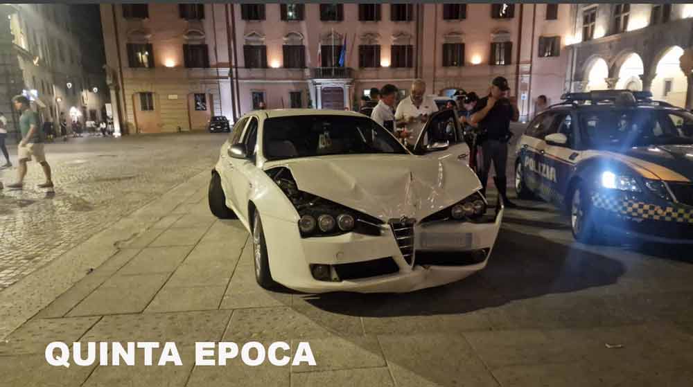 Panico a Piazza del Pebiscito: auto fuori controllo tra la gente a tutta velocità.