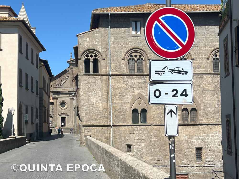 Segnaletica e quartiere storico: un rapporto molto difficile.
