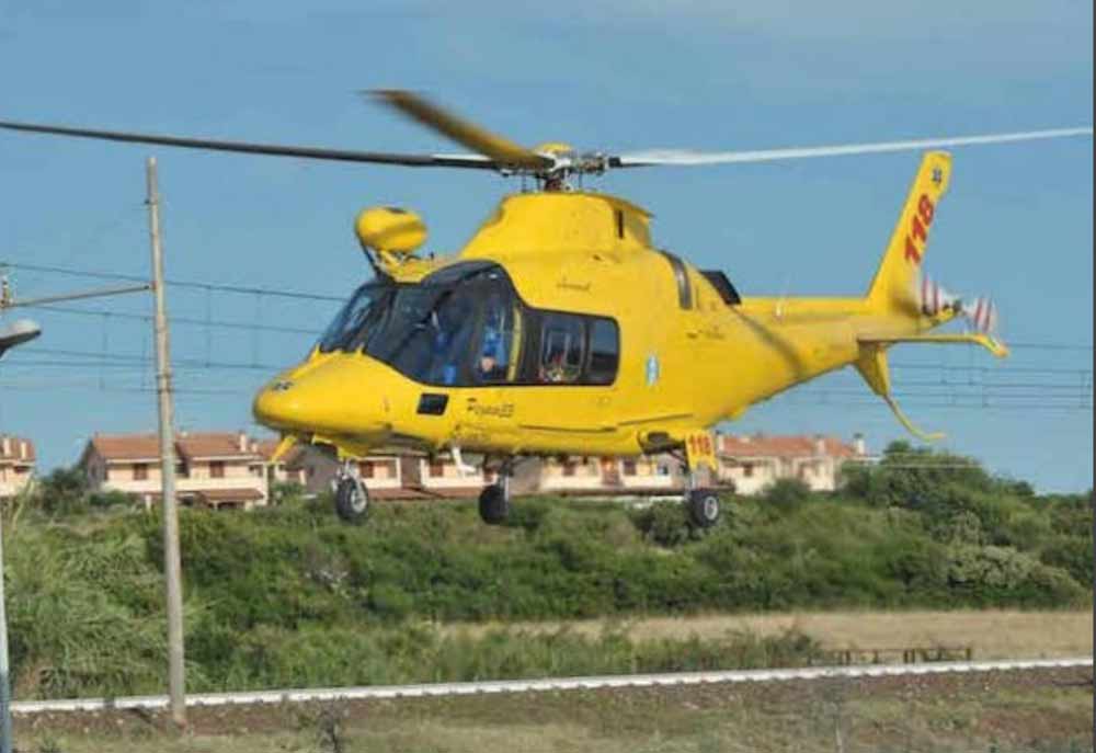 Grave bambino  caduto dalla portiera di un auto in movimento.