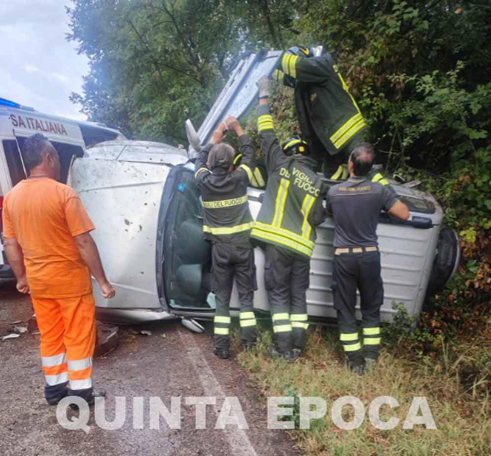 Incidente sulla Tuscanese: auto finisce fuori strada.