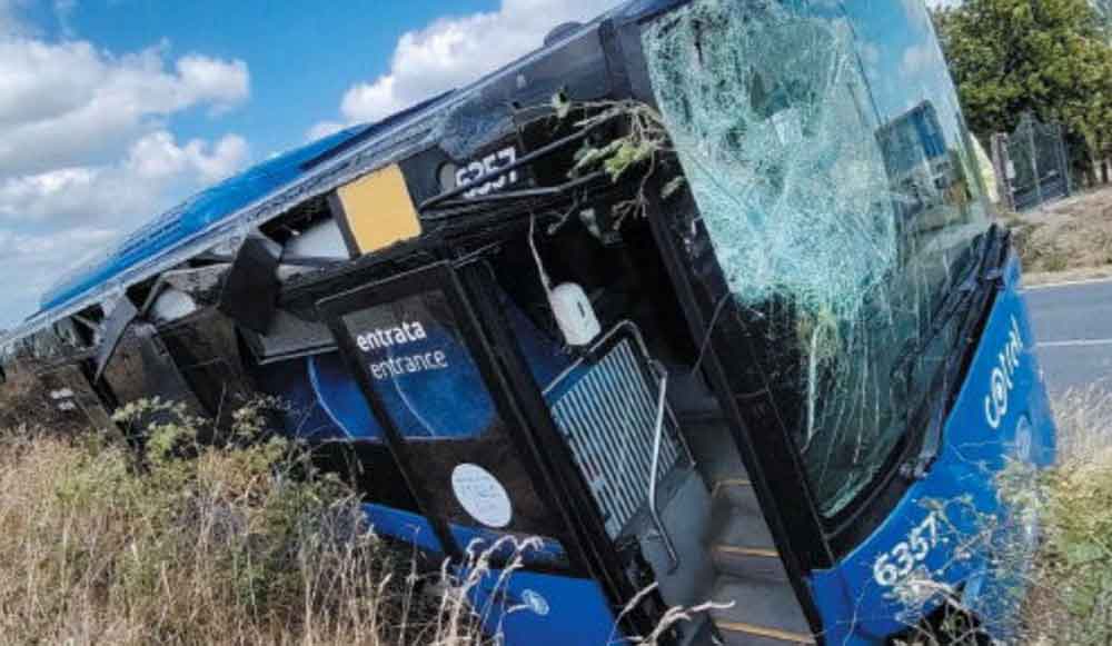 Autobus si ribalta sulla CassiaNord: cinque feriti.