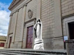 rosa-statua-monastero