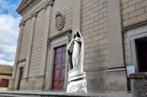 rosa-statua-monastero