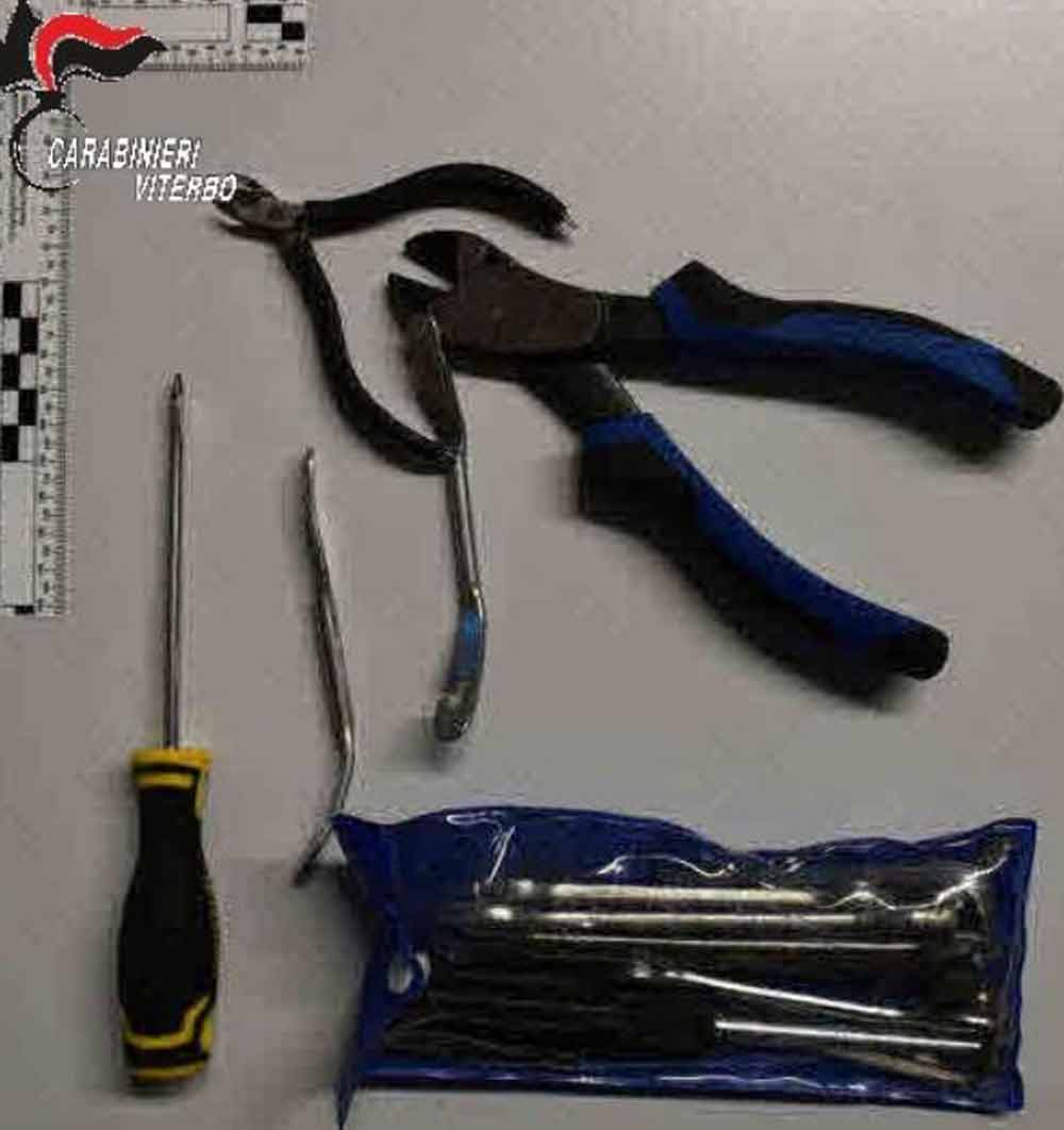 Civita Castellana, (Vt): sequestrati oggetti da scasso in un’auto.