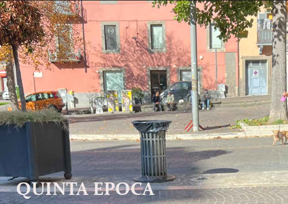 Via le panchine, finita l’ordinanza, il bivacco prosegue.