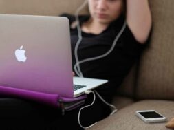 giovani-computer-ragazze-social