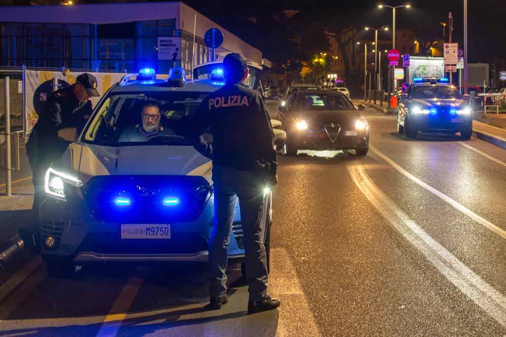 Non si ferma al posto di blocco, investe due agenti e sperona una volante.