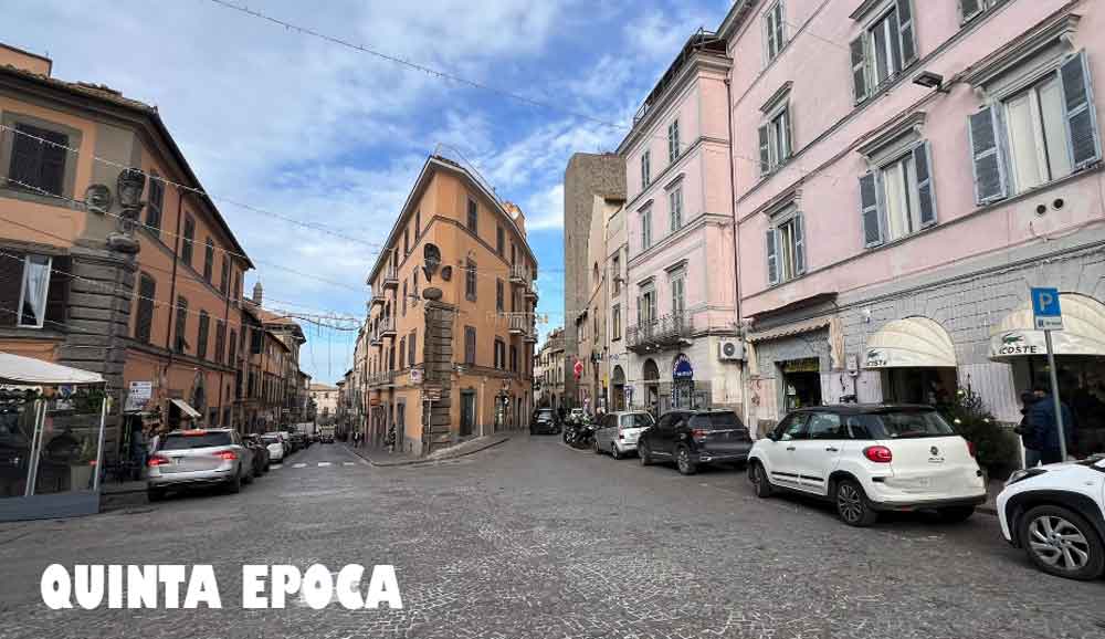 Boom di turisti che fanno shopping in centro.